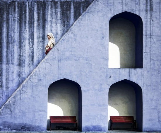 PHOTOWALL / Girl on Stairway (e22524)
