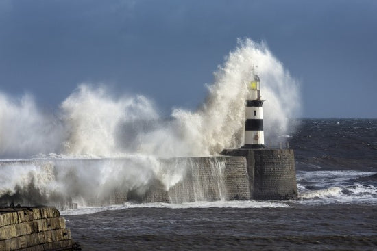 PHOTOWALL / Rough Sea at Seaham Lighthouse in England (e23190)