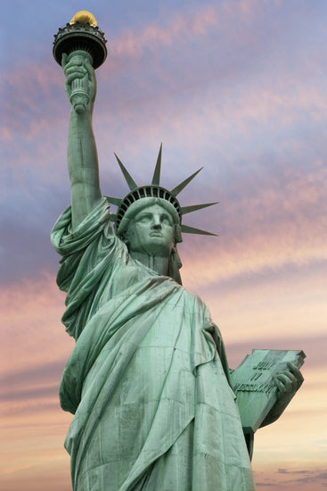 PHOTOWALL / Statue of Liberty under a vivid sky (e23194)