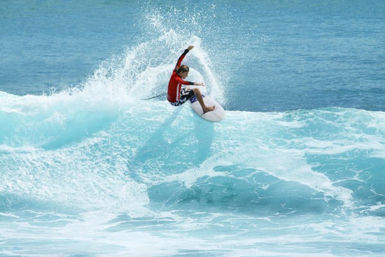 PHOTOWALL / Surfer Carving Top of Wave (e23246)