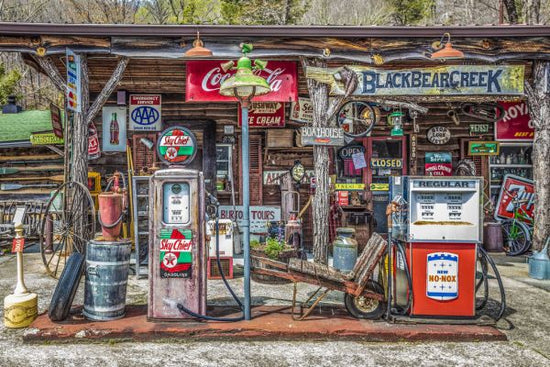 PHOTOWALL / Neighborhood Grocery and Gas (e332512)