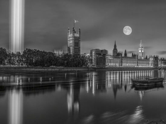 PHOTOWALL / Column of Spectra Lights with Westminster Abby London UK (e334041)