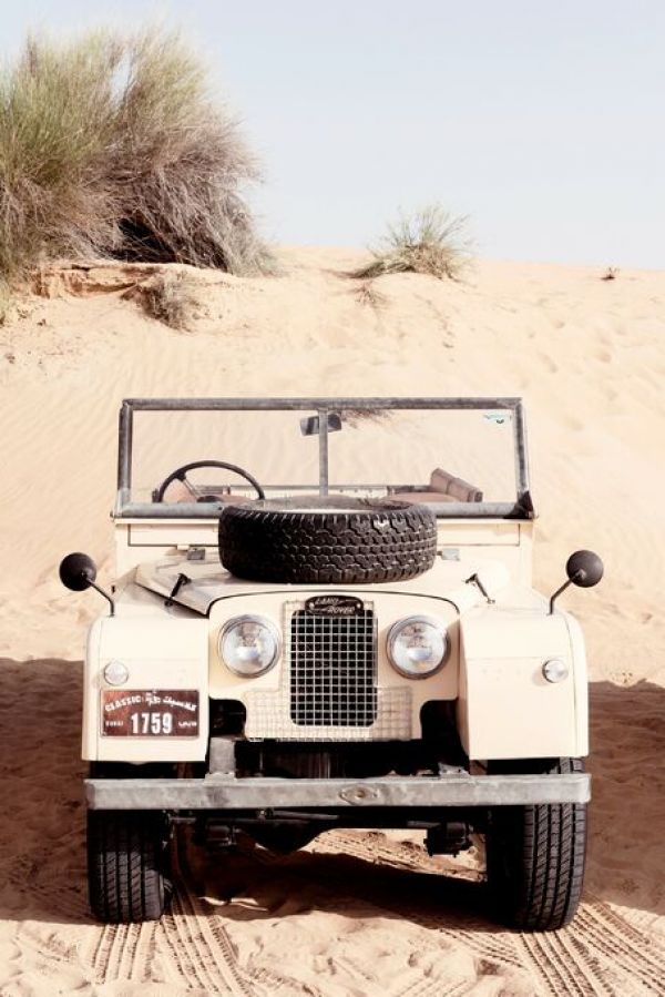 PHOTOWALL / Dubai UAE - Land Rover Desert (e93151)