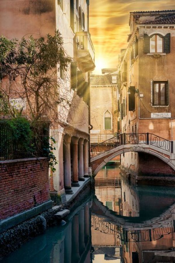 PHOTOWALL / Venetian Sunlight - Ponte San Cristoforo at Sunset (e93153)