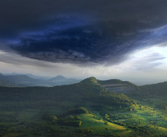 PHOTOWALL / Green Landscape Thunderstorm (e22434)