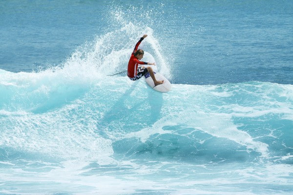 PHOTOWALL / Surfer Carving Top of Wave (e23246)