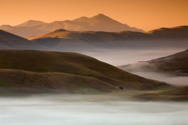 PHOTOWALL / Castelluccio di Norcia in Morning Fog (e40239)