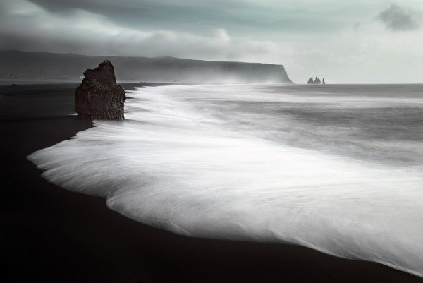 PHOTOWALL / The Black Beach (e29623)