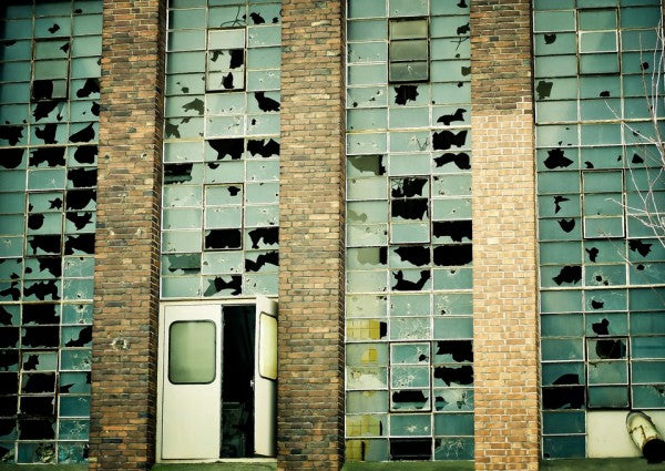 PHOTOWALL / Broken Factory Glasses (e310148)