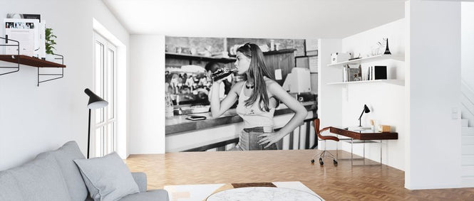 PHOTOWALL / Girl and a Lord - Ornella Muti (e317017)