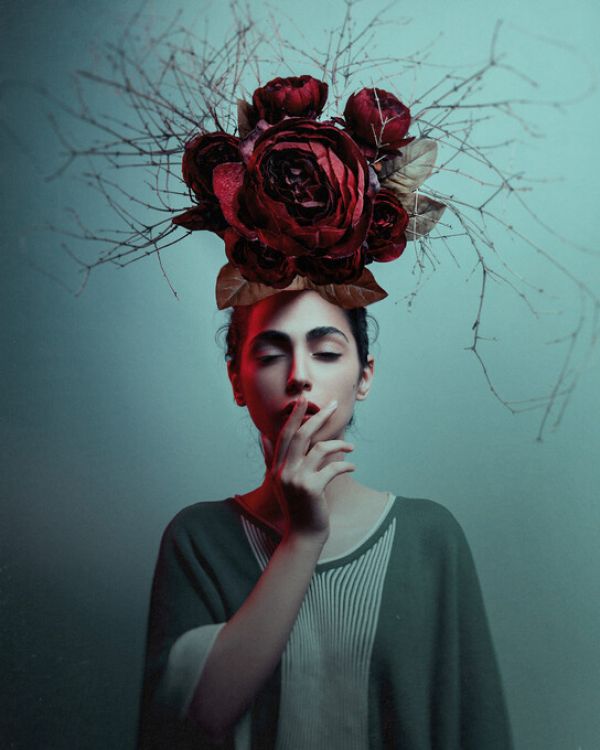 PHOTOWALL / Girl with Flowers (e323843)