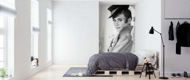 PHOTOWALL / War and Peace - Audrey Hepburn (e326107)