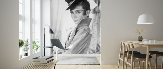 PHOTOWALL / War and Peace - Audrey Hepburn (e326107)