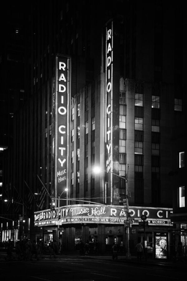 PHOTOWALL / Black Manhattan - The Radio City Music Hall (e328636)