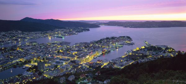 PHOTOWALL / Bergen City at Night (e331995)