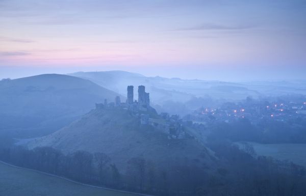 PHOTOWALL / Corfe Castle Early Morning Mist (e332035)