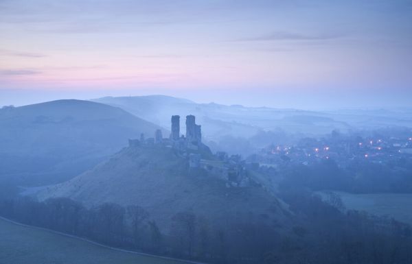 PHOTOWALL / Corfe Castle Early Morning Mist (e332035)