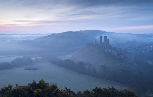 PHOTOWALL / Corfe Castle Early Morning Mist II (e332036)