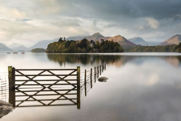 PHOTOWALL / Derwent Water and Fence (e332064)