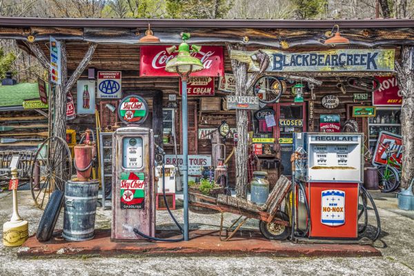 PHOTOWALL / Neighborhood Grocery and Gas (e332512)