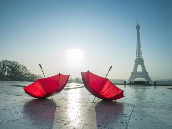 PHOTOWALL / Two Umbrellas Next to the Eiffel Tower (e334026)
