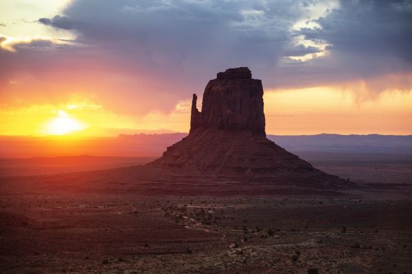 PHOTOWALL / Sunrise over the Monument Valley (e334266)