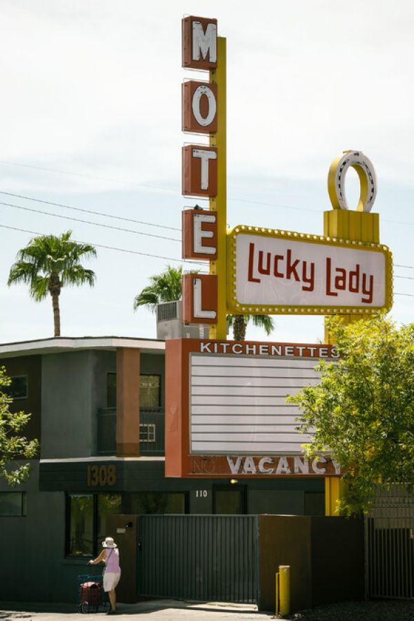 PHOTOWALL / Vegas Lady (e334353)