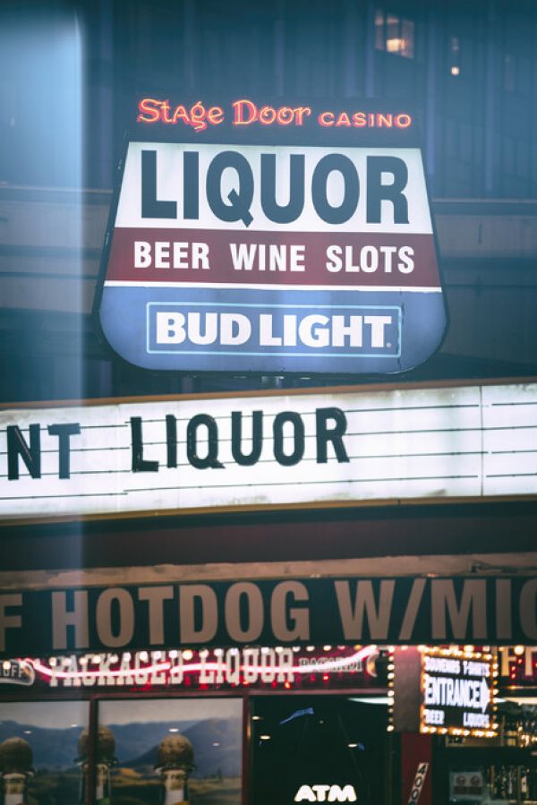 PHOTOWALL / Liquor Stage Door (e334370)