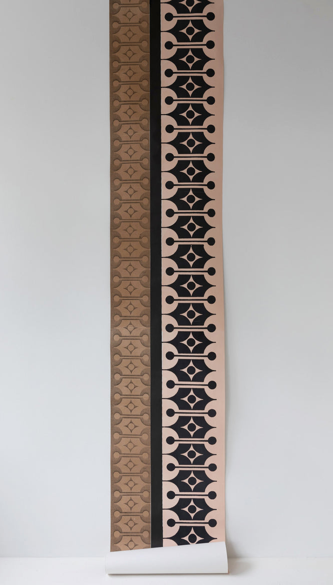 Deborah Bowness / HEIRLOOM / Mark 14 wallpaper Autumn brown & Candy pink