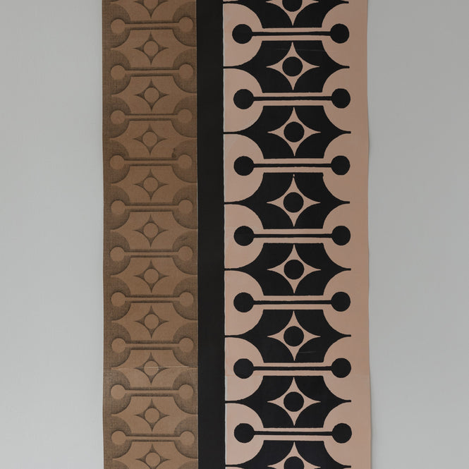 Deborah Bowness / HEIRLOOM / Mark 14 wallpaper Autumn brown & Candy pink