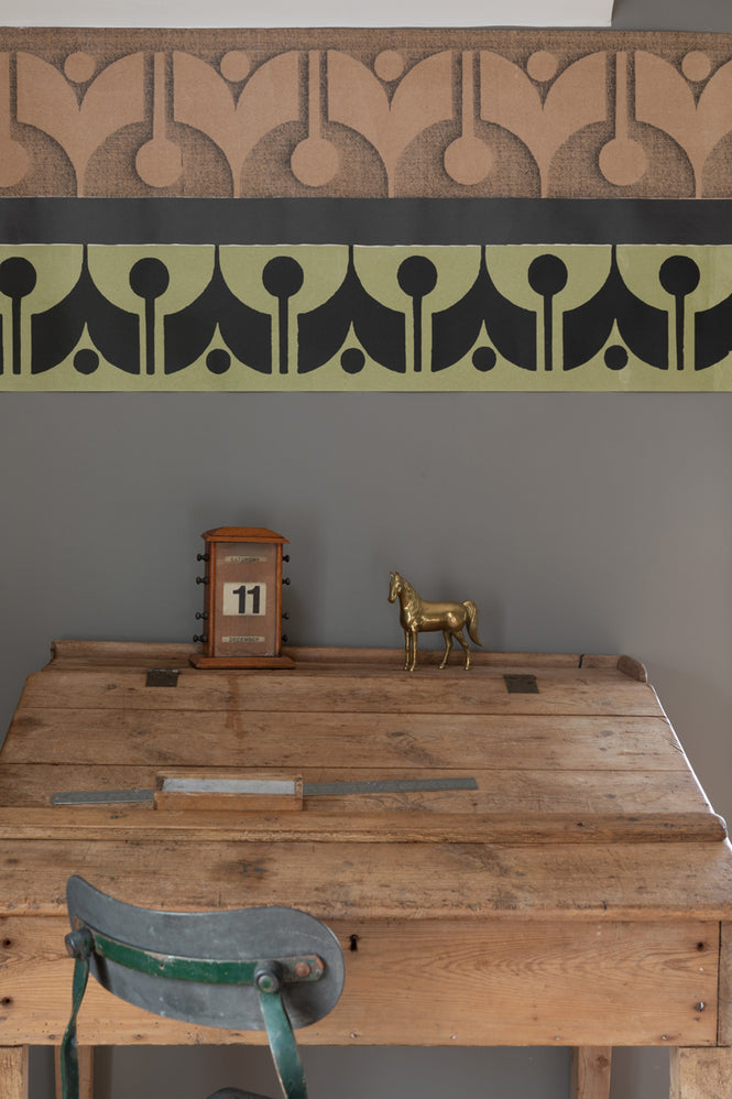 Deborah Bowness / HEIRLOOM / Mark 21 wallpaper Autumn brown & Lakeland green