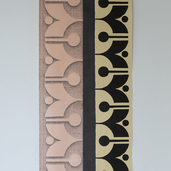 Deborah Bowness / HEIRLOOM / Mark 21 wallpaper Candy pink & Sunshine yellow