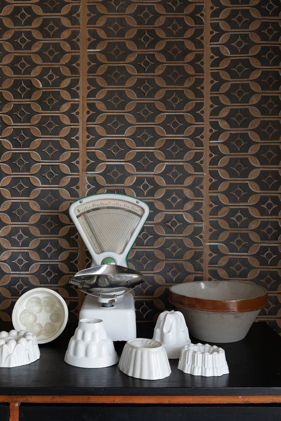 Deborah Bowness / HEIRLOOM / Tableware wallpaper Autumn brown