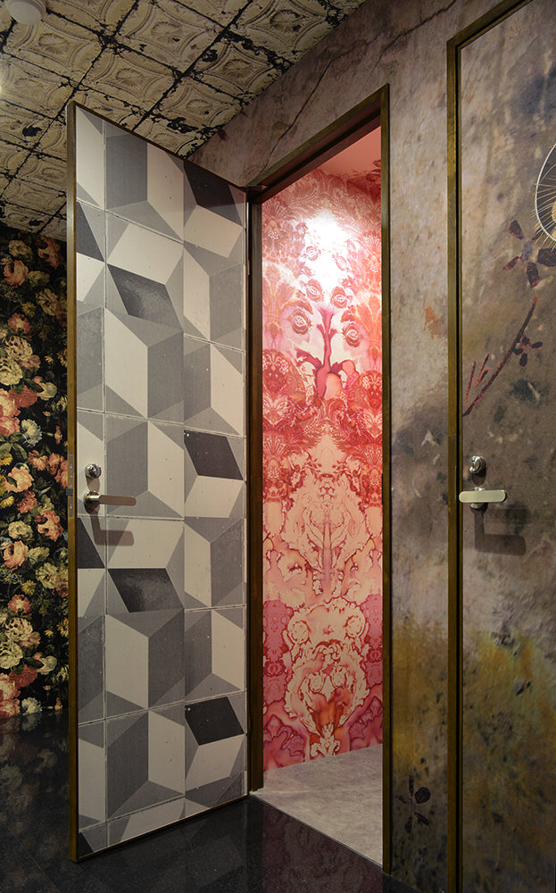 本社女子トイレの個室の扉です